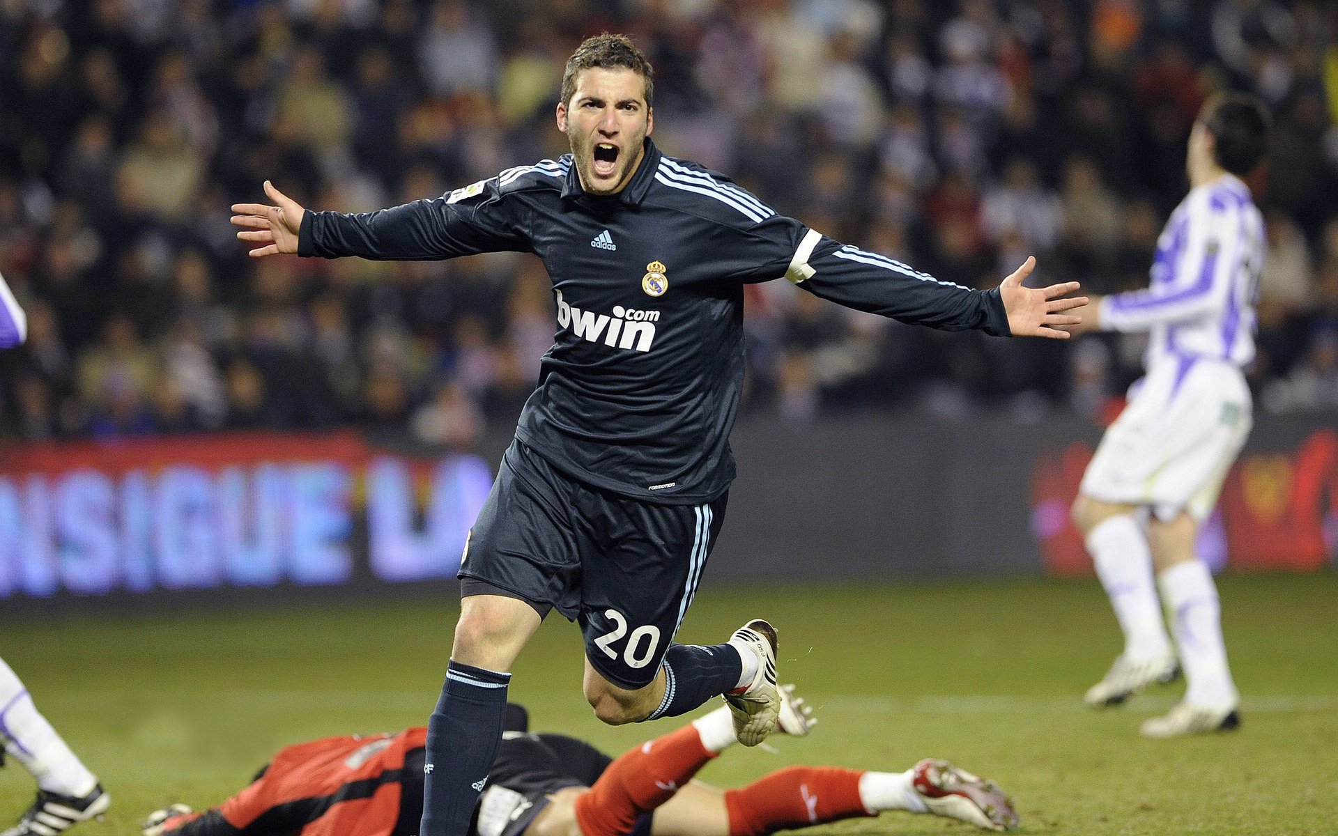 格林伍德在比赛中的冷静表现，使袋鼠队攻防转换更加高效，格林伍德速度快吗